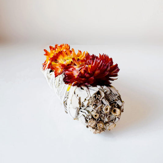 Salvia blanca con flor de siempreviva