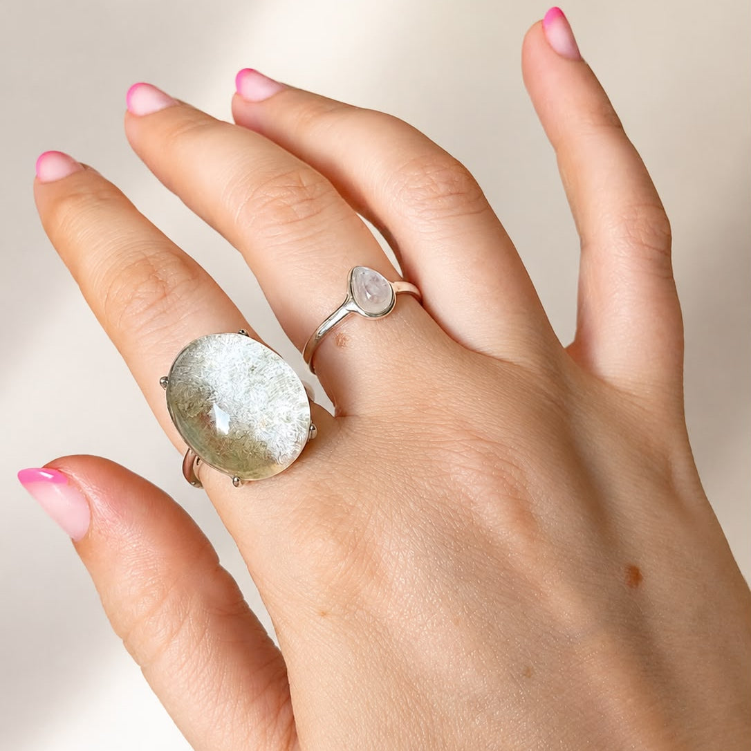 Anillo de cuarzo jardín blanco con musgo