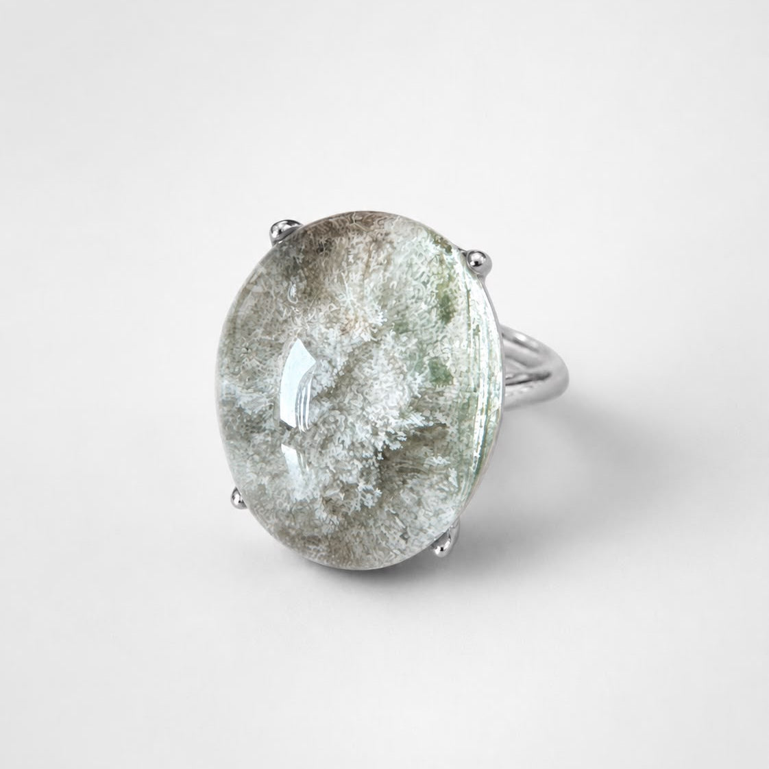 Anillo de cuarzo jardín blanco con musgo